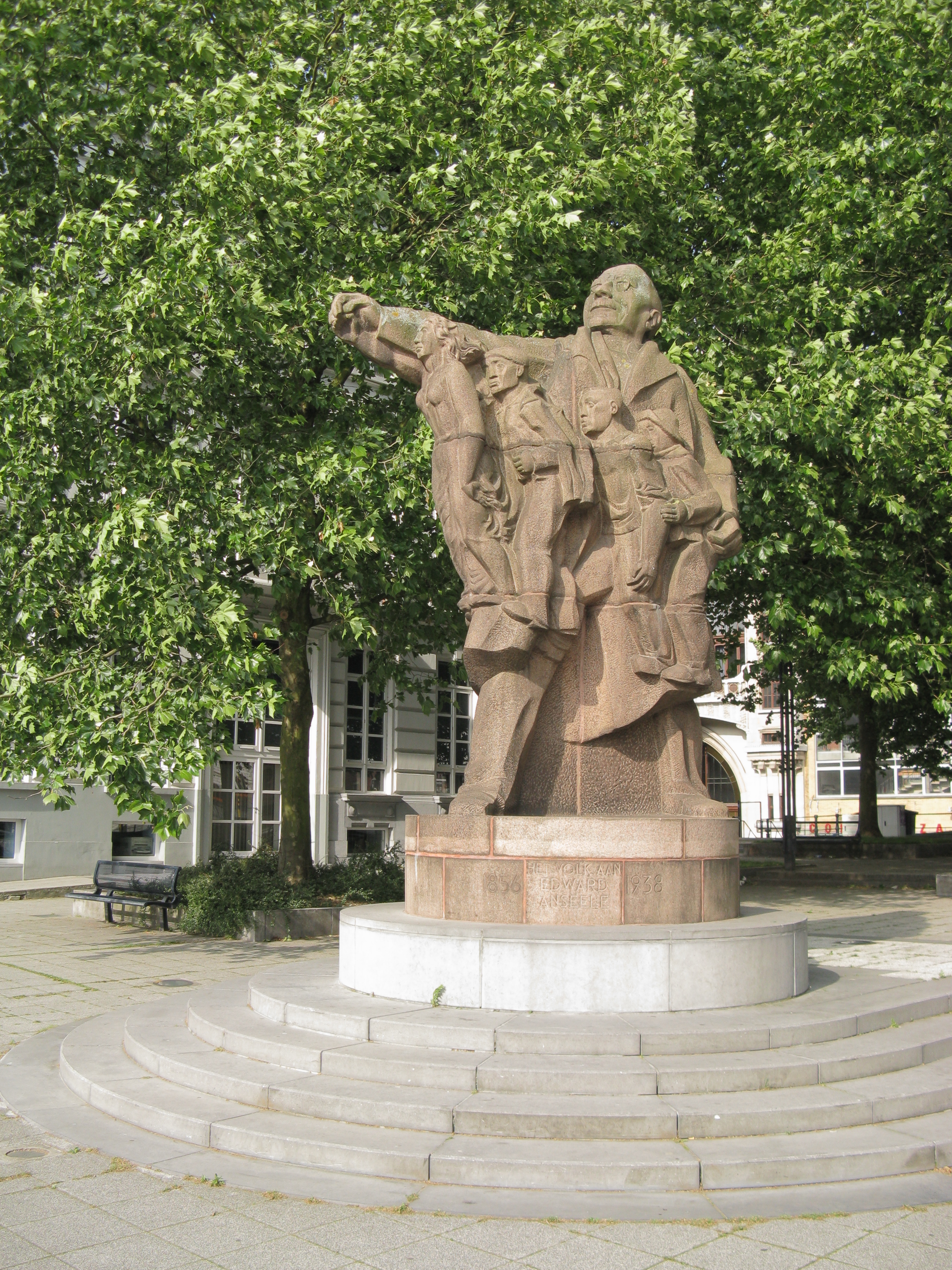 26 Standbeeld van Edward Anseele in Gent