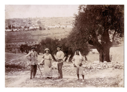 RECENSIE 4 2 De wereldwandelaars met een Arabier op de Olijfberg bij Jeruzalem ca 1913 1914 c Joods Historisch Museum