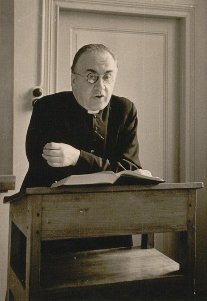 Georges Lemaître durant un cours de mécanique céleste Avril 1952 Archives de l Université catholique de Louvain BE A4006 FG LEM 605