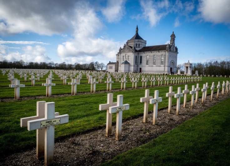 Vue de côté chapelle et croix