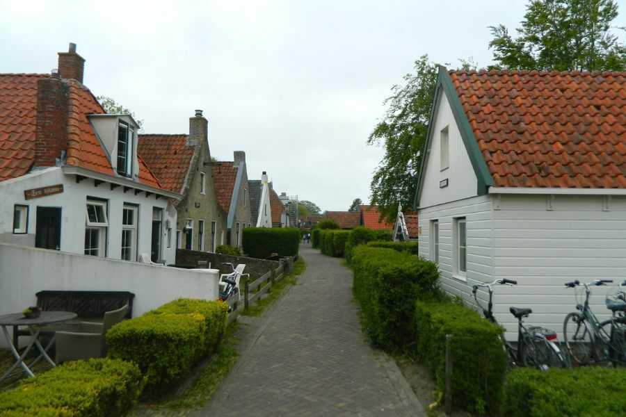 Steegje in Schiermonnikoog c Ruben Holthuijsen Flickr