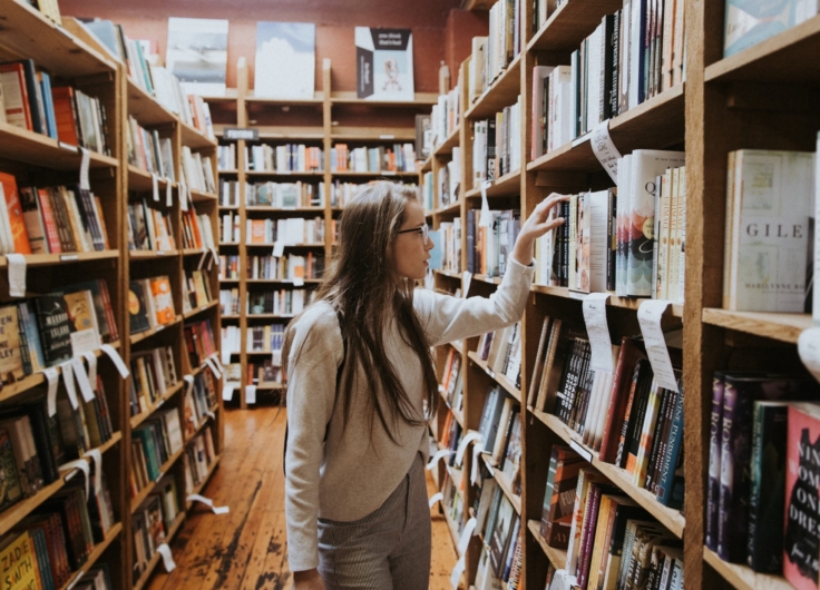 Lezen in de bib c Becca Tappert Unsplash