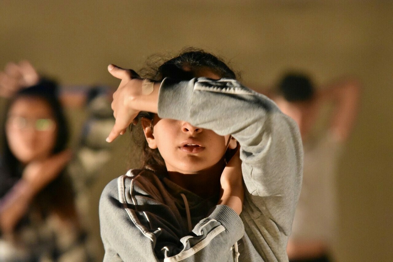 Jeune danseur visage cachée c Passerelle