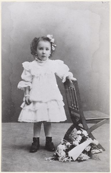 Anna Blaman as a child around 1910 Geheugen van Nederland Nederlands Letterkundig Museum