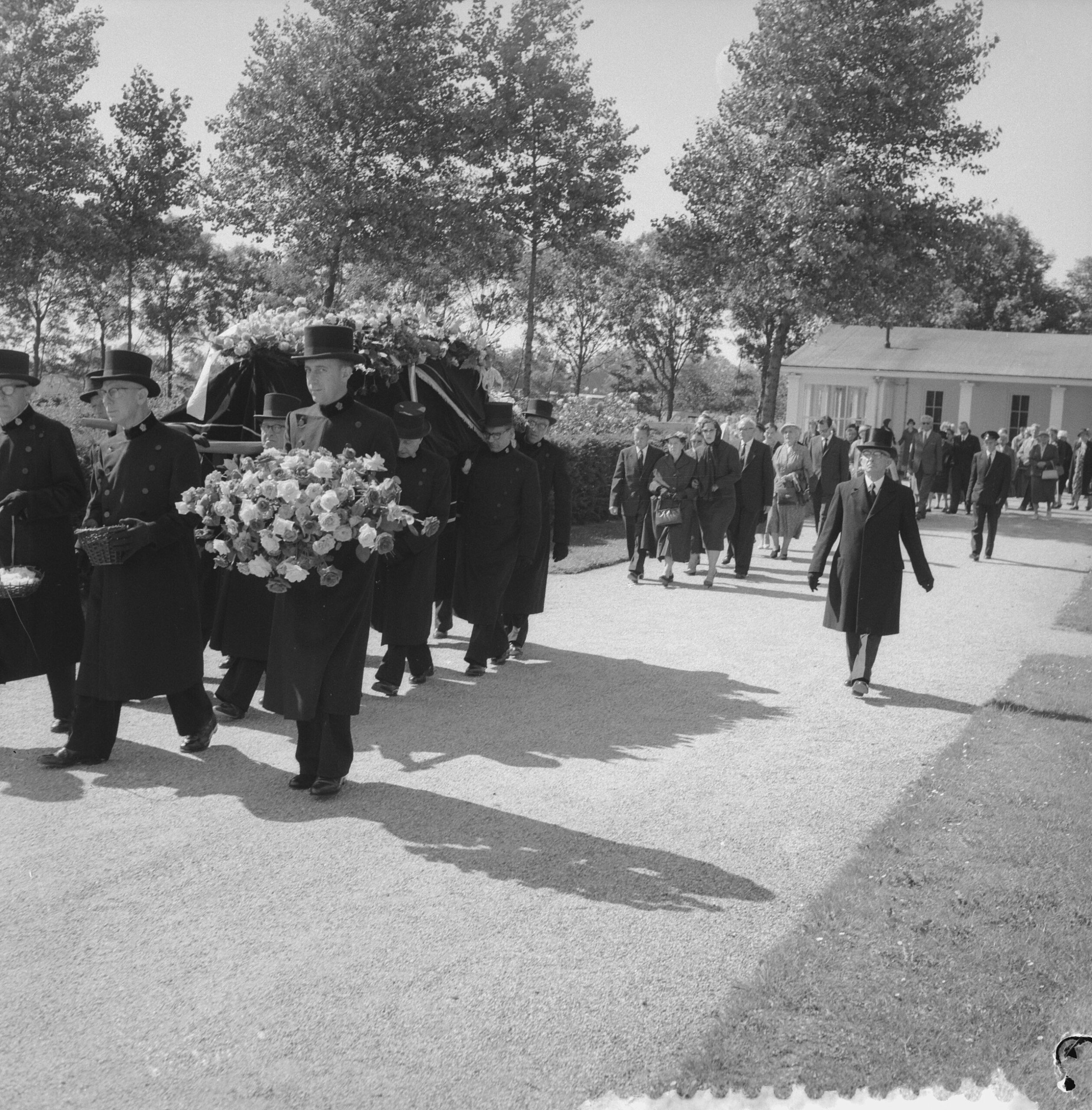 Anna Blaman begraven Herbert Behrens Anefo Nationaal Archief