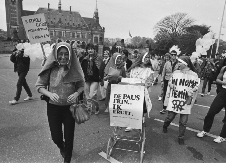 Boeken-15-Bezoek_Paus_Johannes_Paulus_II_aan_Nederland_demonstranten_bij_Vredespaleis_Bestanddeelnr_933-3281