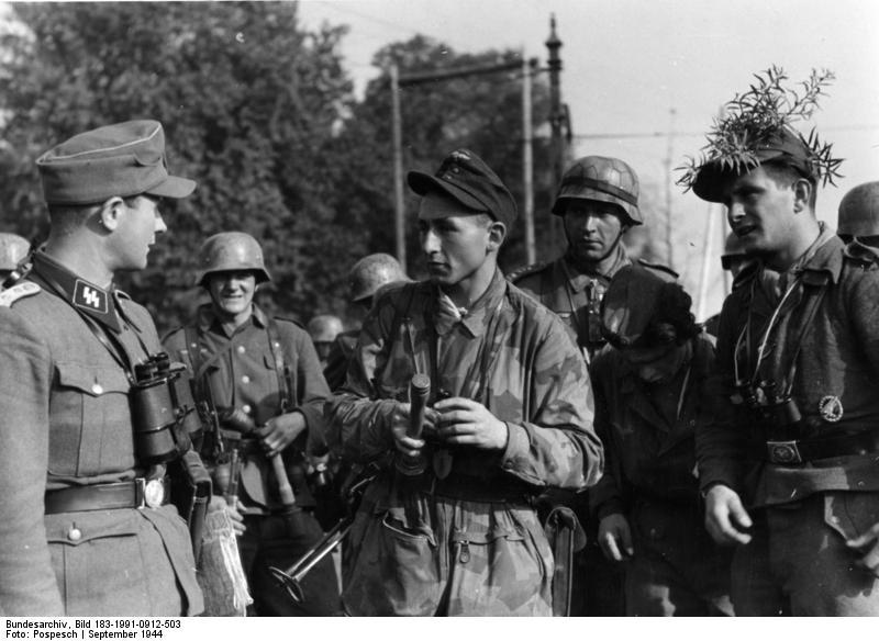 Het-originele-foto-onderschrift-van-deze-Duitse-propagandafoto-luidt-Het-Brits-Amerikaanse-plan-bij-Arnhem-mislukte.-Grenadiers-van-het-leger-mannen-van-de-politie-parachutisten-en-SS-tankgrenadiers