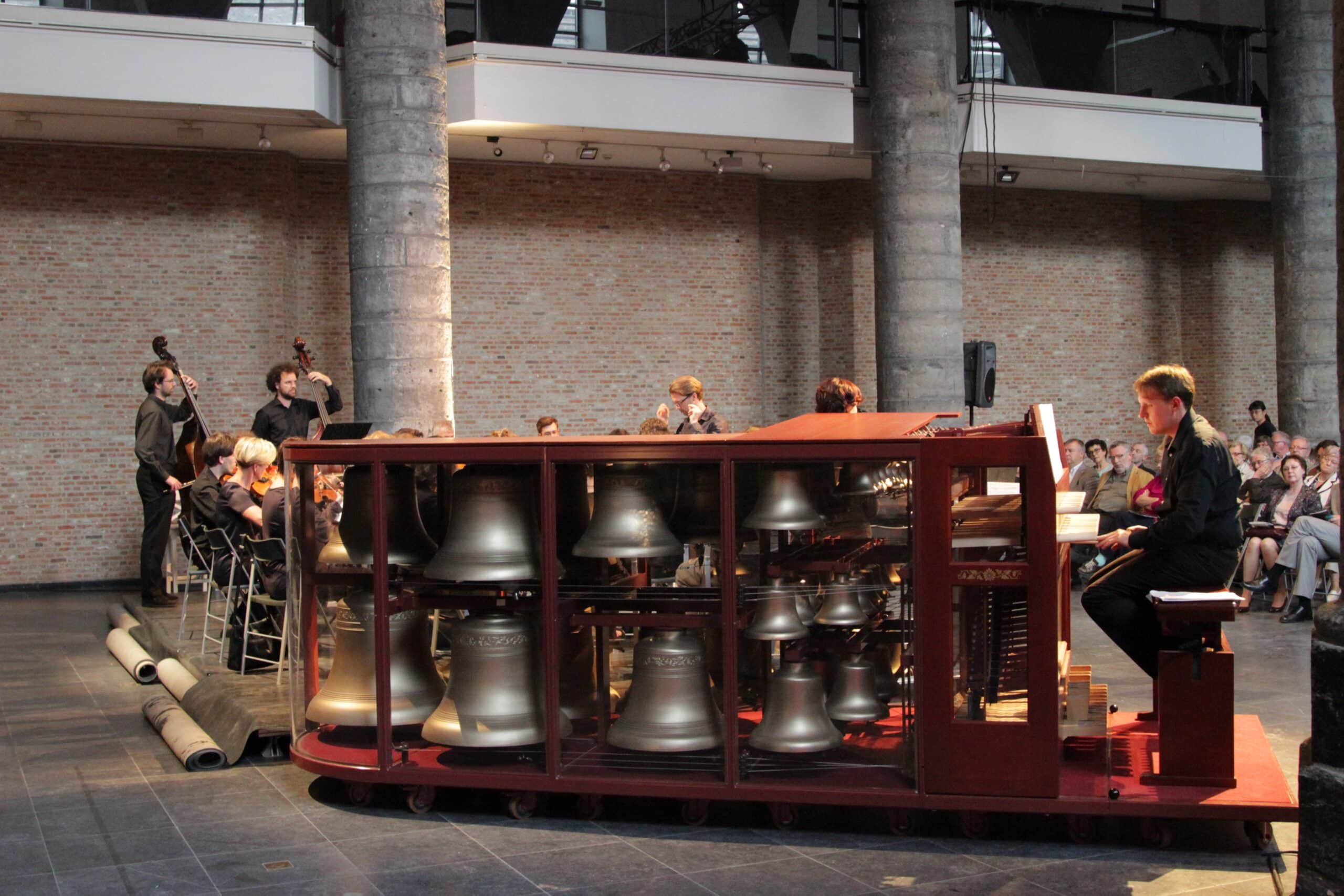 KUNSTEN-5-7.-Mechelen-Queen-Fabiola-Contest-on-Bronze-Piano