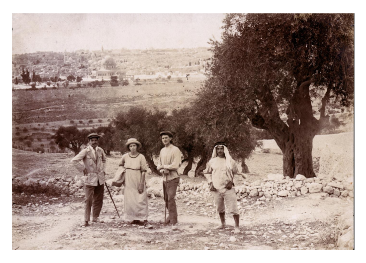 RECENSIE 4 2 De wereldwandelaars met een Arabier op de Olijfberg bij Jeruzalem ca 1913 1914 c Joods Historisch Museum