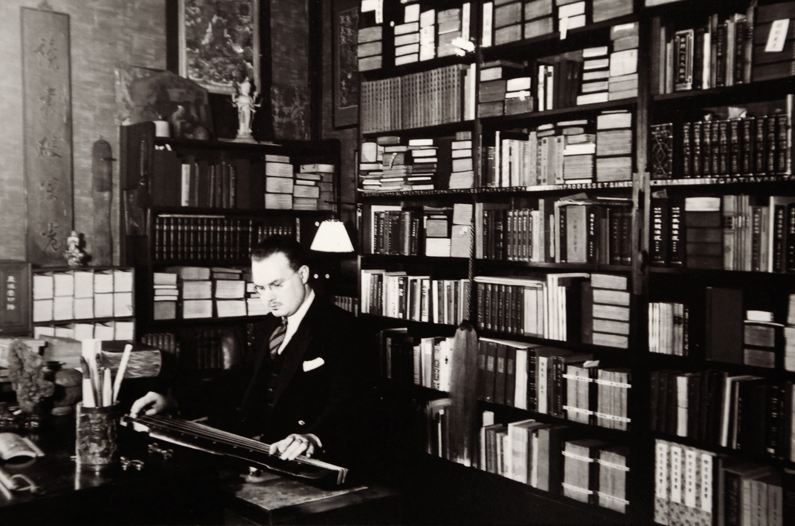 Robert van Gulik in zijn bibliotheek Foto familiearchief Van Gulik Leiden